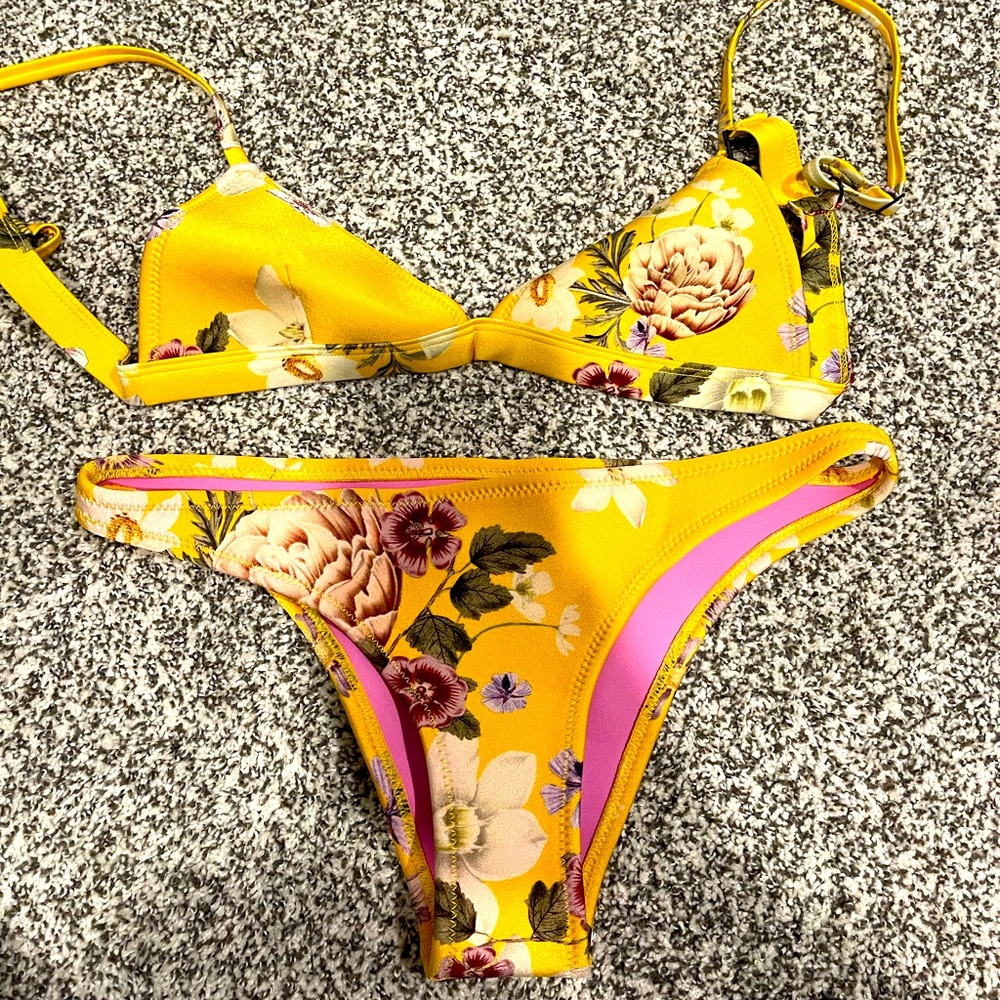 TRIANGL BIKINI, MEDIUM BOTTOM, SMALL TOP, EXCELLENT CONDITION, FLORAL YELLOW